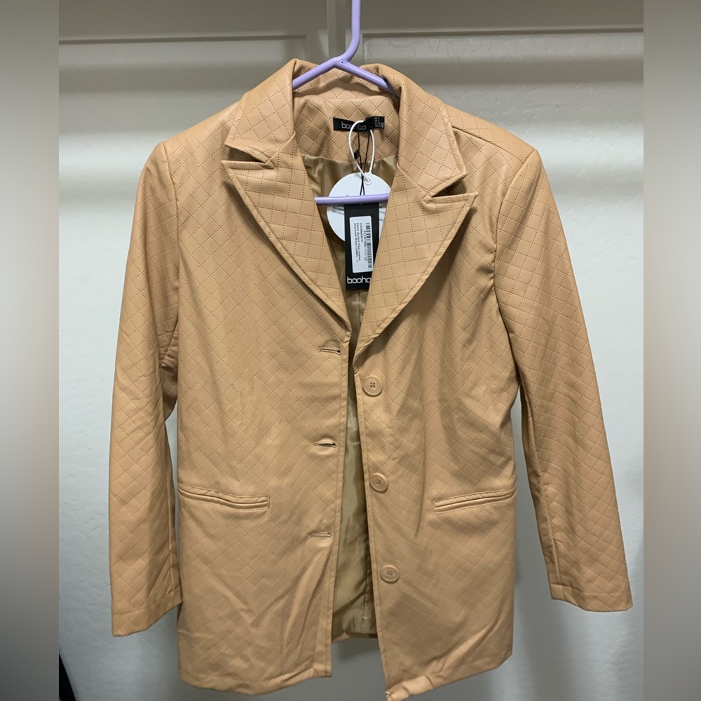 NWT Boohoo Petite Quilted Faux Leather Oversized Blazer in camel. 0P/XS